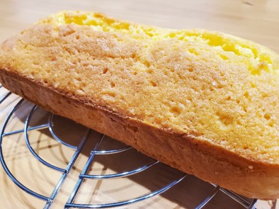 卵の素朴な味のパウンドケーキの写真