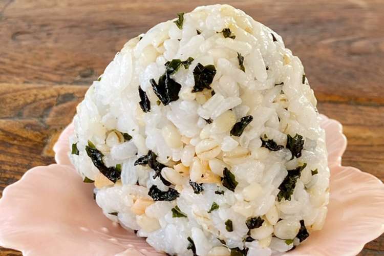 ドイツで 一個からすぐ出来る鮭のおにぎり レシピ 作り方 By Akirakong クックパッド 簡単おいしいみんなのレシピが355万品