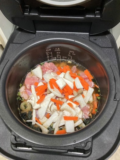松茸のお吸い物を使った炊き込みご飯の写真