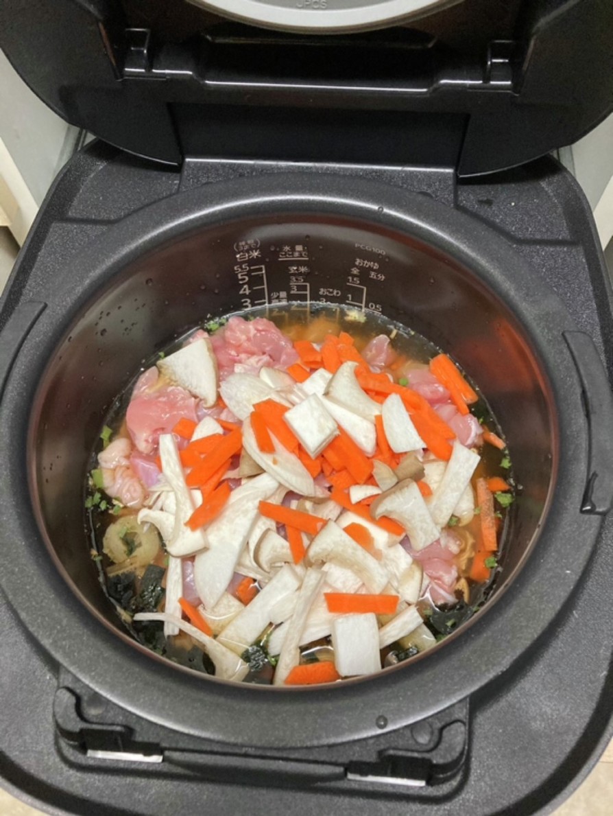 松茸のお吸い物を使った炊き込みご飯の画像