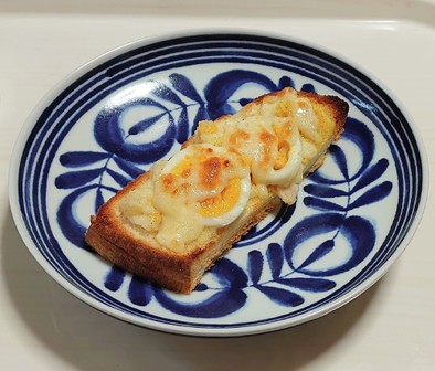 ポテサラ卵カレーチーズトーストの写真