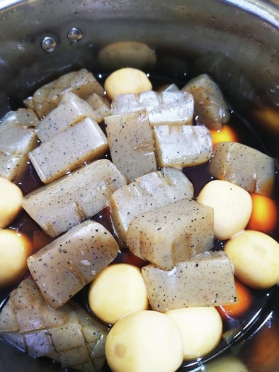 コンニャクと里芋の甘辛煮の写真