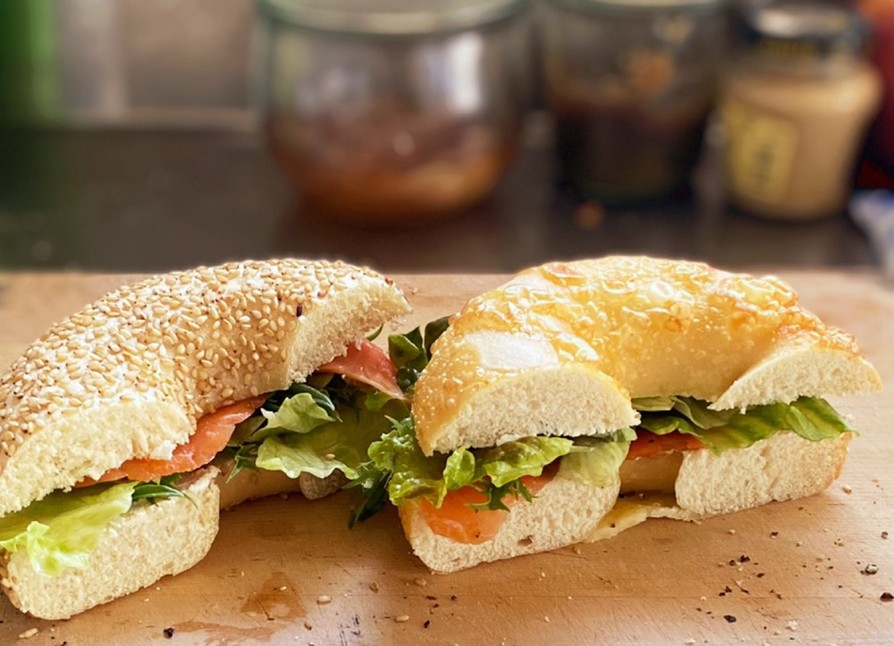 スモークサーモンのベーグルサンドイッチの画像