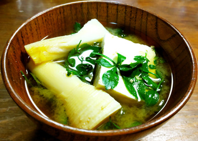 筍、姫うこぎ、豆腐or厚揚げのお味噌汁の写真