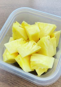 台湾産パイナップルの切り方
