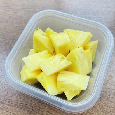 台湾産パイナップルの切り方の写真