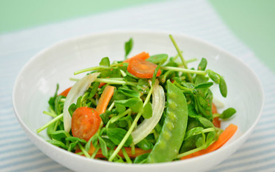 豆苗と春野菜のグリーンサラダの写真