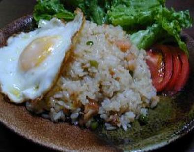 インドネシア料理　ナシゴーレン__Indonesian Fried Rice with chicken and shrimpの写真