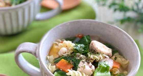 ハーブ入りチキンヌードルスープのレシピ