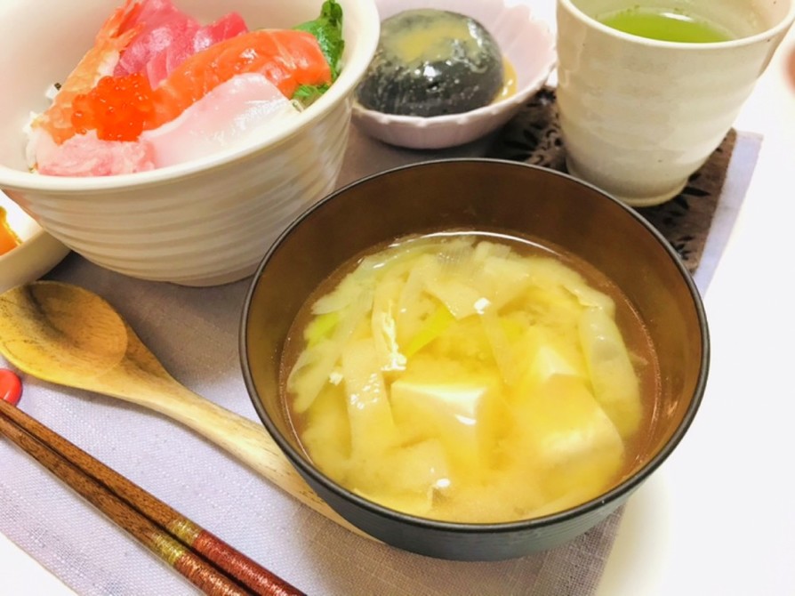 簡単・豆腐と油揚げとネギのお味噌汁の画像