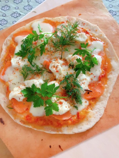 スモークサーモンとダブルチーズのピザの写真