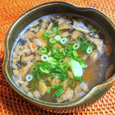 フライドオニオンのスープの写真