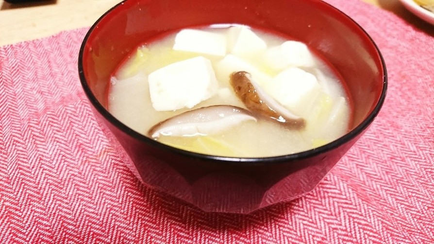 白菜と椎茸と豆腐の味噌汁の画像