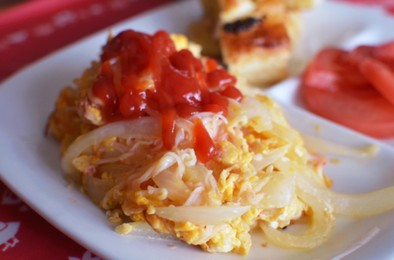 朝の一品7分♡新玉ねぎとカニカマの卵炒めの写真