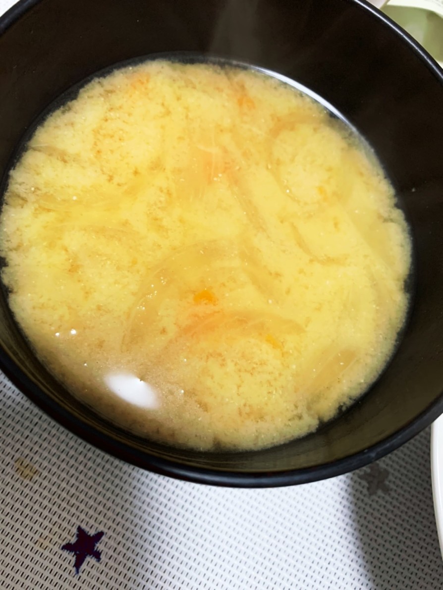 時短美味しいタマネギにんじん味噌汁の画像
