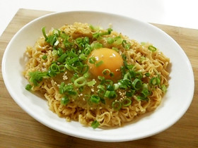 簡単カルボナーラ風?!釜玉チキンラーメン