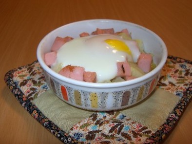 リサーラソーセージと卵の朝食ココットの写真