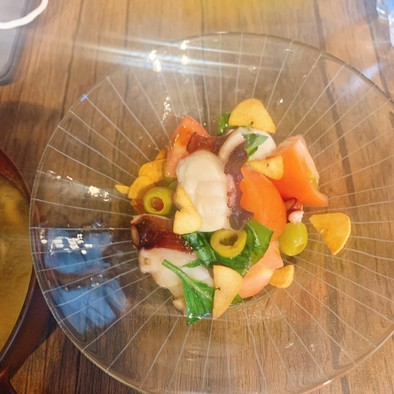 トマト、炙り蛸、オリーブのサラダの写真