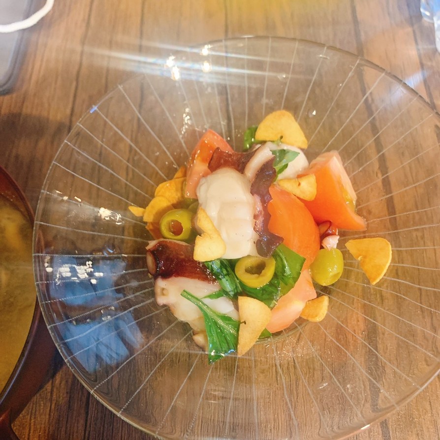 トマト、炙り蛸、オリーブのサラダの画像