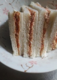 紅鮭ハラスのサンドイッチ