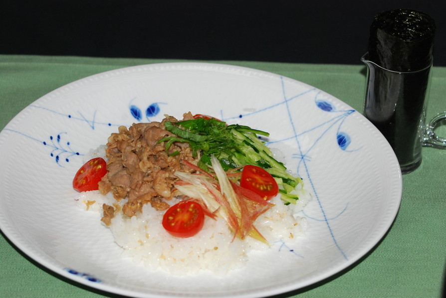 焼肉と薬味のサラダご飯(*^-^*)の画像