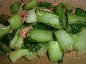 チンゲン菜とベーコン炒め