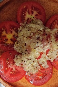 玉葱と塩麹タレつきシンプルトマトサラダ