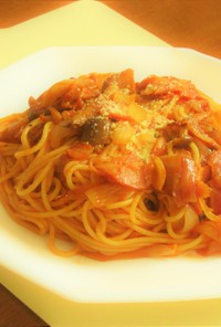 ベーコンとしめじと新玉ねぎのトマトパスタ