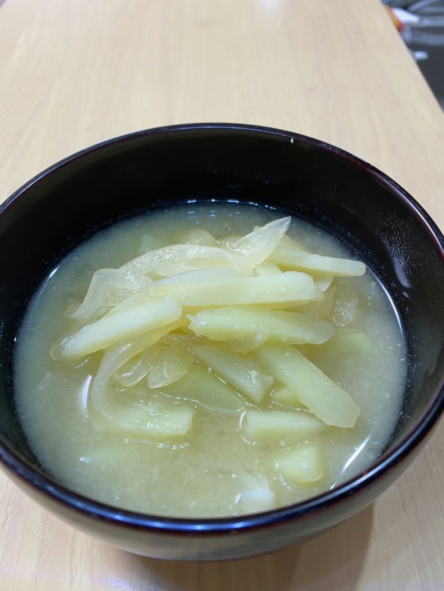 ジャガイモと玉ねぎの味噌汁の画像