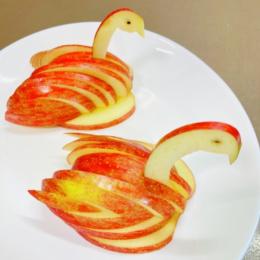 りんごのスワン2種類ーカービングの画像