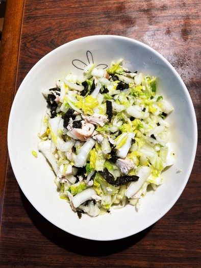 白菜とグリルチキンの塩揉み海苔サラダの写真