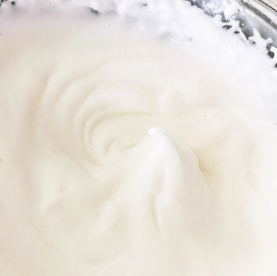 牛乳とゼラチンで作るホイップクリームの写真