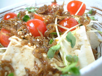 豆腐のジャコソースサラダの写真