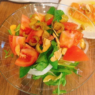 新玉ねぎ、ルッコラ、トマトのサラダの写真