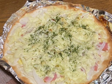新玉ねぎと魚肉ソーセージのマヨ風味ピザの写真