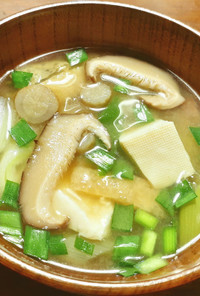 干し椎茸、牛蒡、ニラ、豆腐のお味噌汁