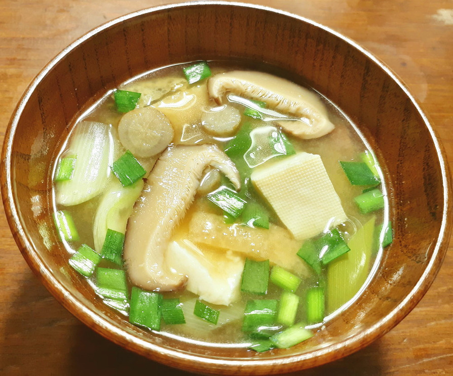 干し椎茸、牛蒡、ニラ、豆腐のお味噌汁の画像