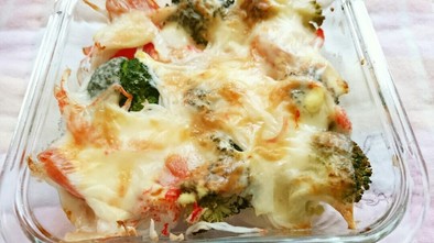 玉葱とブロッコリーとカニカマのチーズ焼きの写真