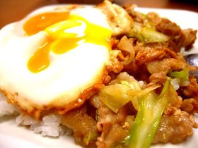 豚キャベツの甘辛丼♡とろ~り卵のせ