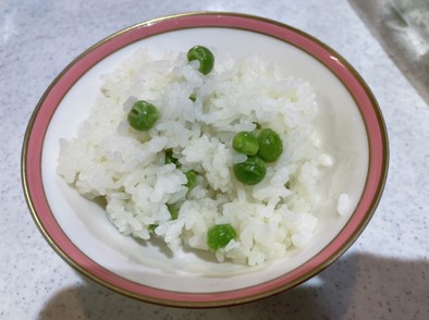 綺麗な緑の豆ご飯の写真