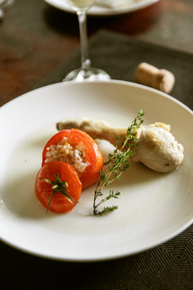 トマト・リゾット〜骨付き鶏モモ肉添えの写真