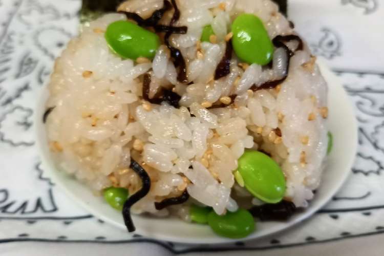 枝豆と塩昆布おにぎり レシピ 作り方 By ぴょぬさ クックパッド 簡単おいしいみんなのレシピが367万品