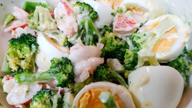 簡単美味・海老と卵とブロッコリーのサラダの写真