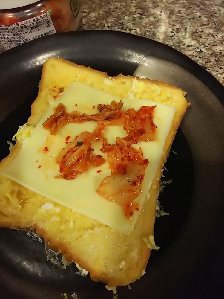 卵チーズキムチトーストの画像