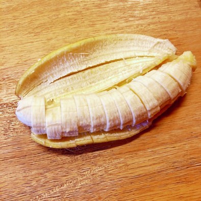 まな板を汚さないバナナの切り方【輪切り】の写真