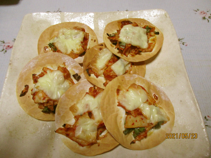 キムチピザ、生地は餃子の皮で簡単に酒の肴の画像