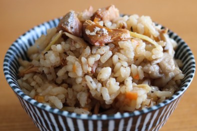 鯖缶で簡単炊き込みご飯の写真