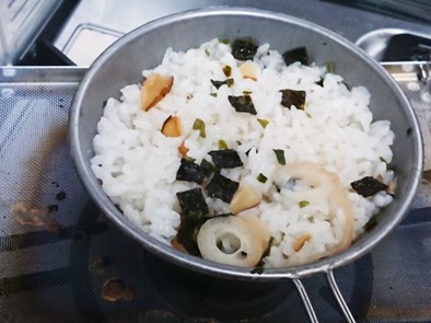 シェラカップ炊飯：松茸風味の炊き込みご飯の写真