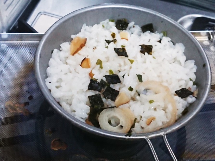 シェラカップ炊飯：松茸風味の炊き込みご飯の画像