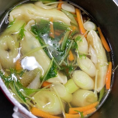 余った冷凍餃子で簡単に作れるスープの写真